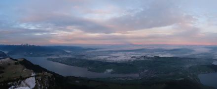 Blick von der Rigi am frühen Morgen. Während im Mittelland tiefe Hochnebelfelder liegen, zieht darüber bereits die hohe Bewölkung der sich annähernden Warmfront auf.