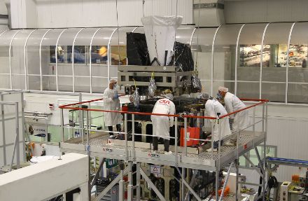 Hier wird der neue METG-Imager-Satellit in einer grossen Halle gebaut. 