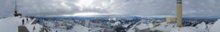 Über dem Gipfel des Säntis zogen am Vormittag wiederholt dichtere Wolkenfelder durch. Die Wolkenuntergrenze ist kurzzeitig auf 2700 bis 3000 Meter gesunken.