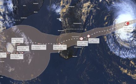 Satellitenbild und Vorhersage der Zugbahn des Zyklons "Freddy"