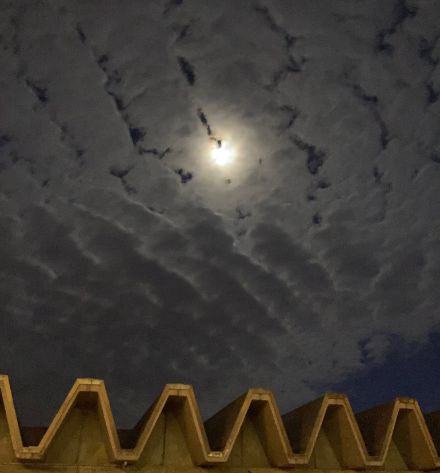 Der Mond wurde in der Nacht auf Freitag 3. Februar 2023 bereits auf etwa 95 % der Mondfläche von der Sonne beschienen. 