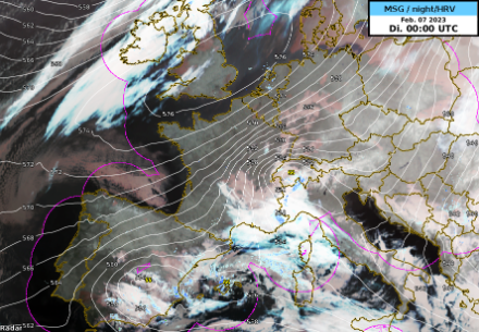 Satellitenbild überlagert mit Niederschlagsdaten und Geopotential auf 500 hPa von Dienstag, 7. Februar 2023, 00 UTC. Ein Höhentief überquerte die Schweizer Alpen und sorgte während der Nacht für ein böiges Aufleben der Bise.
