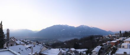 Blick auf die verschneiten Dächer oberhalb von Tenero. Entlang des Lago Maggiore und über der Magadinoebene blieb es hingegen grün. 