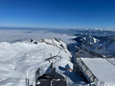 Wetterstation der MeteoSchweiz auf dem Säntis. Im Hintergrund das Hochnebelmeer, das sich besonders entlang der Voralpen sowie im angrenzenden Mittelland hartnäckig hielt.