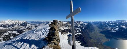 Panorama vom Brisi (Churfirsten) am Mittwochmittag. Links der Alpstein mit Säntis, rechts das Seeztal und der Walensee. Bild: M. Kägi