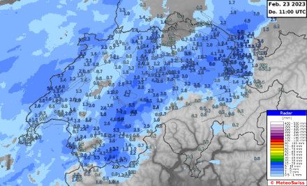 24-h-Niederschlag bis Donnerstag, 23.02.2023, 12:00 Uhr. Gemessene Werte an Niederschlagsstationen und aus dem Niederschlagsradar abgeleitete Niederschlagssumme (CombiPrecip, eingefärbt).