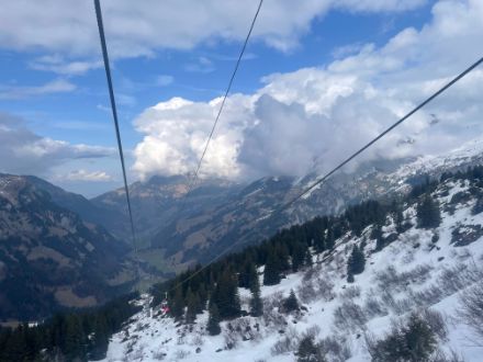Einige Quellwolken gab es am Donnerstagnachmittag auch über dem frühlingshaft grünen Melchtal. Bild: U. Graf