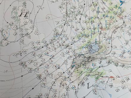 Bodendatenanalyse von 09 UTC: Zwischen dem Hoch über Schottland und dem Sturmtief Juliette (L) über dem Golf von Genua konnte der heutige Meteorologe einige Isobaren einzeichnen. Die Wolke pustet die kalte Kontinentalluft zur Alpennordseite.