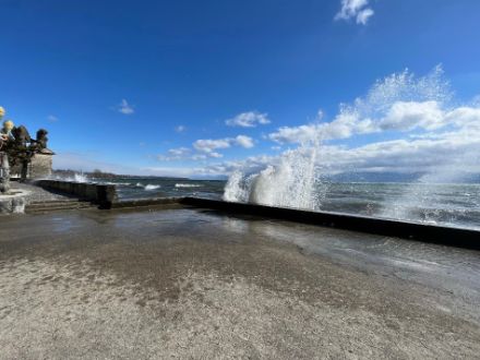 Wellen im Genfersee treffen auf das Ufer bei Rolle. Quelle: Meteomeldung/App