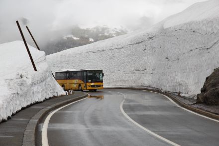 Riesige Schneemengen ragen links und rechts der Grimselpassstrasse auf. 