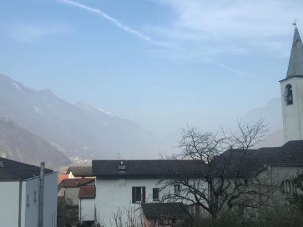 Auf der Alpensüdseite, wie hier in Arbedo, war die Luft zusätzlich zur starken Verschmutzung auch etwas feuchter.  Daher dieses dunstige Bild.