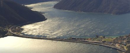 Vom Nordwind ausgelöste Wellen auf dem Luganersee südlich der Verbindung zwischen Melide und Bissone am 15.03.2023 um 10:40 Uhr aufgenommen von der Webcam des Monte San Salvatore. 