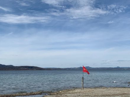 In Reichenau waren die Wellen im Bodensee heute erst klein. Morgen Dienstag werden die Wellen mit dem starken Westwind grösser.  (Quelle: Meteomelung/App)