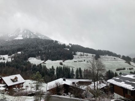 Wenig Schnee liegt auf den Dächern eines Dorfes.