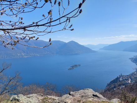 Im Schutze der Alpen ist es auf der Alpensüdseite während Westwetterlagen meistens am freundlichsten, besonders wenn föhniger Nordwestwind die Luft zusätzlich abtrocknet. Bild: Blick auf den Lago Maggiore und zu den Brissago-Inseln von N. Graf.