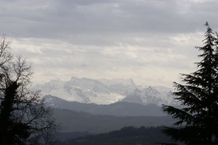 Ziemlich staubige Atmosphäre am Donnerstagmorgen beim Blick zum Glärnisch. Die Lufttrübung deutet auf Saharastaub hin, der im Tagesverlauf mit dem Niederschlag ausgewaschen wurde. Bild: D. Gerstgrasser