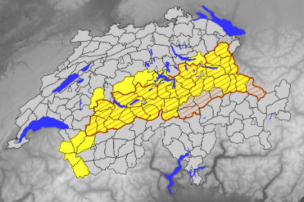 Die Warnkarte mit der Schneewarnung für das Ereignis von heute Abend bis morgen Mittag in Gelb (Stufe 2) sowie dem Warnoutlook (orange gestreift) für eine mögliche Stufe 3 Schneewarnung von Sonntagabend bis Montagabend (Beschreibung folgt weiter unten). Schwarz umrandet sind unsere Warnregionen.