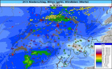 Niederschlagsmengen (blaue Flächen), Böenspitzen (Zahlen) und Blitze (gelbe Punkte) aus dem Messnetz von MeteoSchweiz. 