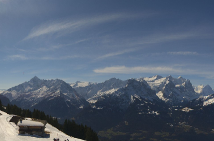 Webcam-Bild aus der Region Meiringen. Am Himmel sind Cirrus-Wolken zu sehen.