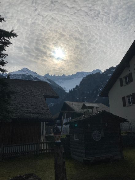 Heute am Morgen konnte man in Elm schöne "Schäfchenwolken" erblicken. Im Fachjargon heisst diese Wolkenart Altocumuls translucidus, weil sie die Sonne durchscheinen lässt. 