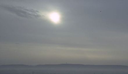 Eine häufig bei Warmfronten auftretende Wolkenart ist der Altostratus translucidus. Sie lässt die Sonne noch diffus durchscheinen.