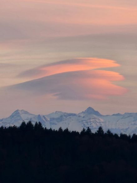 Am 16. März konnte man von Wettswil aus über den Berner Alpen diese farbenprächtigen linsenförmigen Wolken, Altocumulus lenticularis genannt, beobachten.