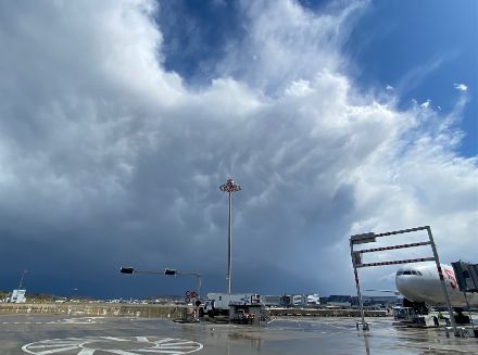 Nicht nur stürmischen Westwind, sondern auch Schauer und Gewitter konnte man heute im Mittelland beobachten. Eine Gewitterzelle verstärkte den Westwind in Koppigen (BE), wo eine Böenspitze von 136 km/h auftrat. Bild: Andi Hostettler, Flugplatz Zürich-Kloten.