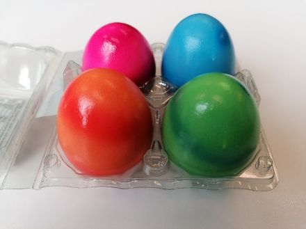 Handelsübliche Ostereier in den benötigten Farben.