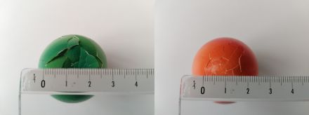 Links die Ei-Unterseite mit dem Kraterdurchmesser mit ca. 2.5 cm, rechts die Ei-Oberseite mit den meisten Rissen im Durchmesser von ca. 1.4 cm.