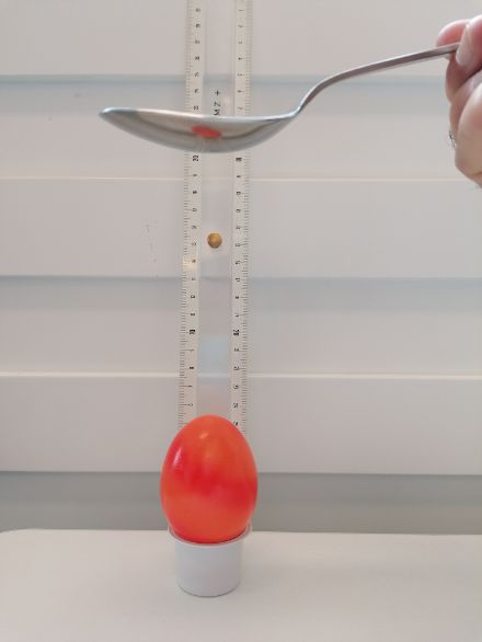 Technik des "Eiertütschens" mit Esslöffel