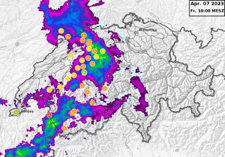 Niederschlagsradar überlagert mit Wettermeldungen unserer App Nutzerinnen und Nutzer. Teils wurde am Vormittag bis in tiefere Lagen vorübergehend Schneefall gemeldet.