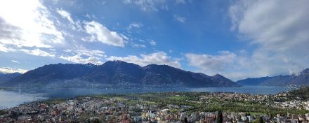 Frühlingswetter am Lago Maggiore mit föhnigem Nordwind am 13.04.2023 mit Blick von Locarno-Monti. Bild: D. Köbele