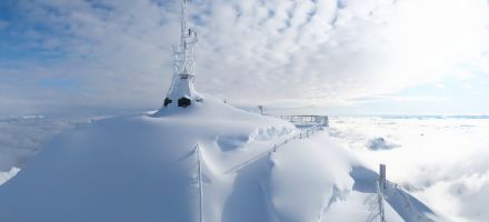 Malerischer Spätwinter am Montagmorgen, 17.04.2023 auf dem Säntis. Das ehemalige Wetterbeobachtungshaus auf dem Gipfel war eingeschneit wie selten zuvor im letzten Winter. Bild: saentis.roundshot.com