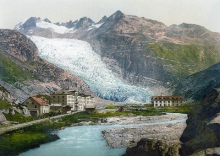 Der Rhonegletscher im 19. Jahrhundert. Heute hat sich der Gletscher bis hinter die Geländeschwelle neben dem Belvédère zurückgezogen. Quelle: pixabay.com