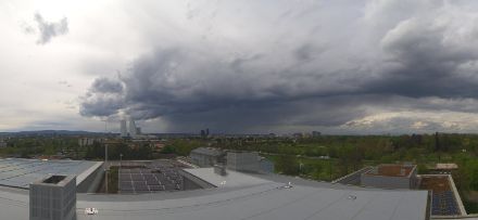 Am heutigen Nachmittag entwickelten sich in der labilen Atmosphäre einige Schauer, örtlich auch Gewitter. Im Bild die (zum Zeitpunkt nicht blitzaktive) Schauerzelle bei Basel. 