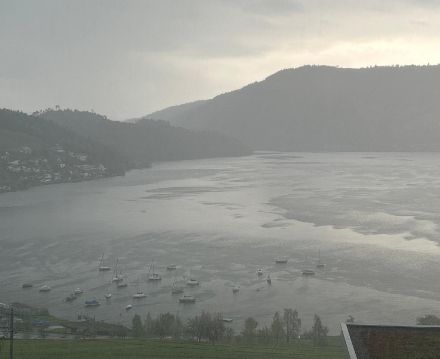 Windböen vom nahen Gewitter zeichnen ein Muster auf den Zugersee. 