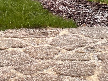 Foto des mit Graupel und Hagel bedeckten Bodens.