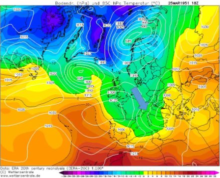 Bodendruck [hPa] und Temperatur auf 850 hPa [° C] am 25. März 1951 um 12 UTC. An diesem Ostersonntag floss aus Nordwesten (blauer Pfeil)  feuchte Polarluft zur Alpennordseite und liess in den östlichen Landesteilen die Schneefallgrenze in die Niederungen sinken.