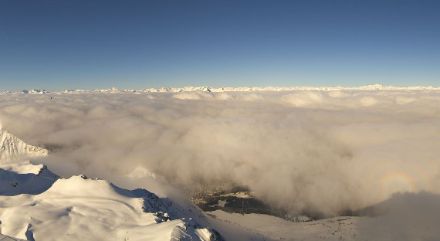 Heute Vormittag lagen die Täler von Rheinbünden noch unter einer recht kompakten Wolkendecke, oberhalb von 2500 Meter war es aber bereits heiter. Im Laufe des Tages löste sich die Wolkendecke auf und die Sonne setzte sich in der Folge überall durch. 