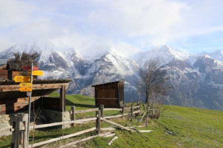 Im Gegensatz zum Alpennordhang war die Bewölkung im Wallis schon am Vormittag stark aufgelockert, wie hier bei Eischoll.