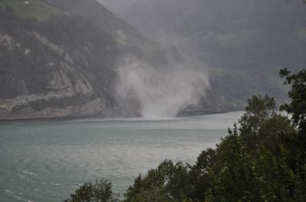 Gustnado über dem Vierwaldstättersee. 