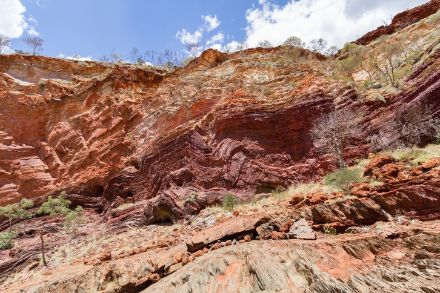 Eisenhaltige und durch den Sauerstoff oxidierte geologische Schichten beim Hamersley Gorge im Karijini Nationalpark in Westaustralien. 