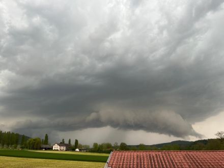 Aufziehendes Gewitter gestern Nachmittag bei Biel-Benken BL. 