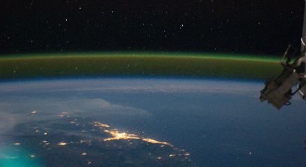 Grünliches Nachthimmelsleuchten, aufgenommen von der ISS