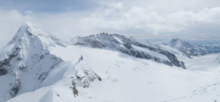 Die Hochalpen präsentieren sich noch tiefverschneit. Blick vom Jungfrau-Ostgrat zu Mönch und Jungfraujoch. Quelle: https://jungfrau.roundshot.com/top-of-europe-jungfrau-ostgrat/