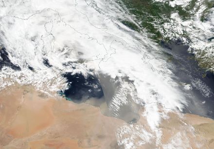 Einen Tag später, am Samstag, 20. Mai 2023 war die Saharastaubfahne auch deutlich auf dem True Color Satellitenbild sichtbar. 