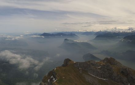 Blick vom Pilatus über den Vierwaldstättersee und Bürgenstock Richtung Rigi. Die feuchtere Grundschicht ist durch eine schwache Inversion auf rund 1000 Meter begrenzt. Darüber ist die Sicht zwar besser, aber leicht getrübt. Die Trübung ist auf Saharastaub zurückzuführen.