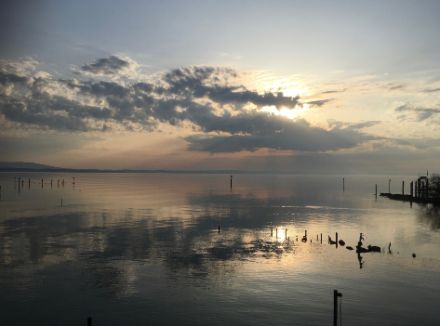 Sonnenaufgang am Montagmorgen über dem Bodensee. Ein paar mittelhohe Wolkenfelder deuten auf eine angefeuchtete Luftmasse hin. Bild: W. Nater