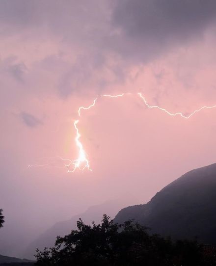Blitz über Malvaglia TI am Samstagabend, 27.05.2023. Bild: Meteomeldungen /App.
