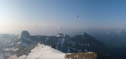 Der ruhige Sonntagmorgen konnte wie hier im Alpstein gut für einige Ballonfahrten genutzt werden. Blick vom Säntis nach Südosten. Quelle: https://saentis.roundshot.com